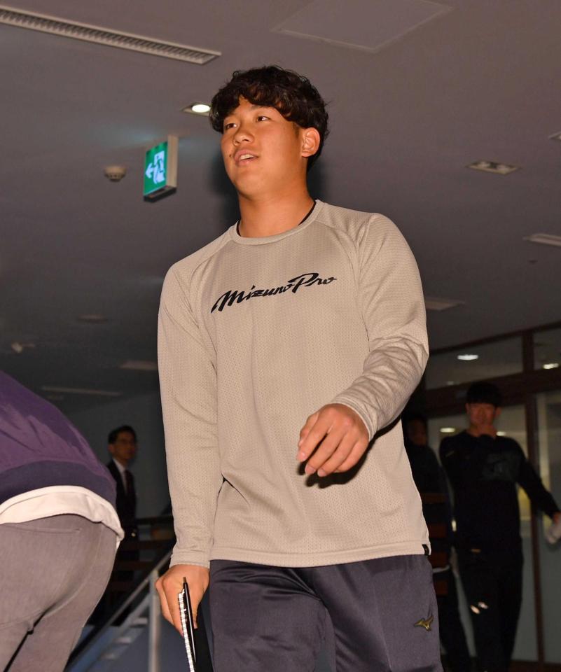 　ミーティングに向かう伊原