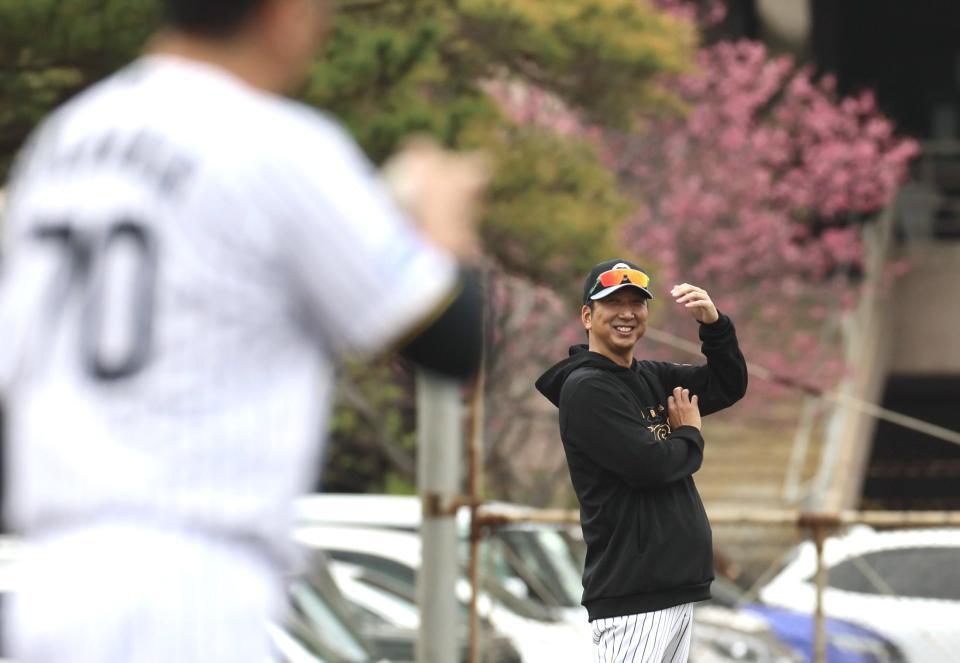 　練習を見守る藤川監督