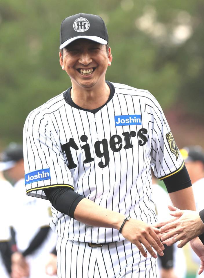 　歓迎セレモニーで笑顔を見せる阪神・藤川監督