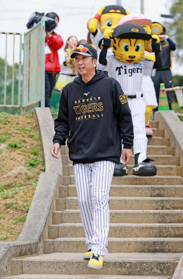 　プロ野球キャンプ初日、球場に向かう藤川監督