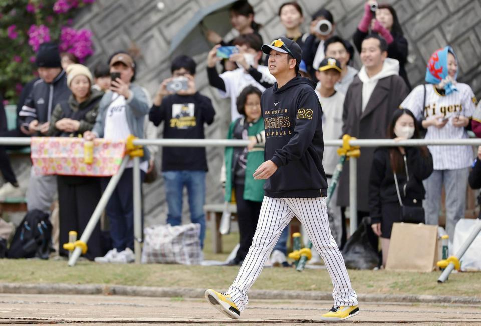 　早出練習を見るため、サブグラウンドに移動する藤川監督