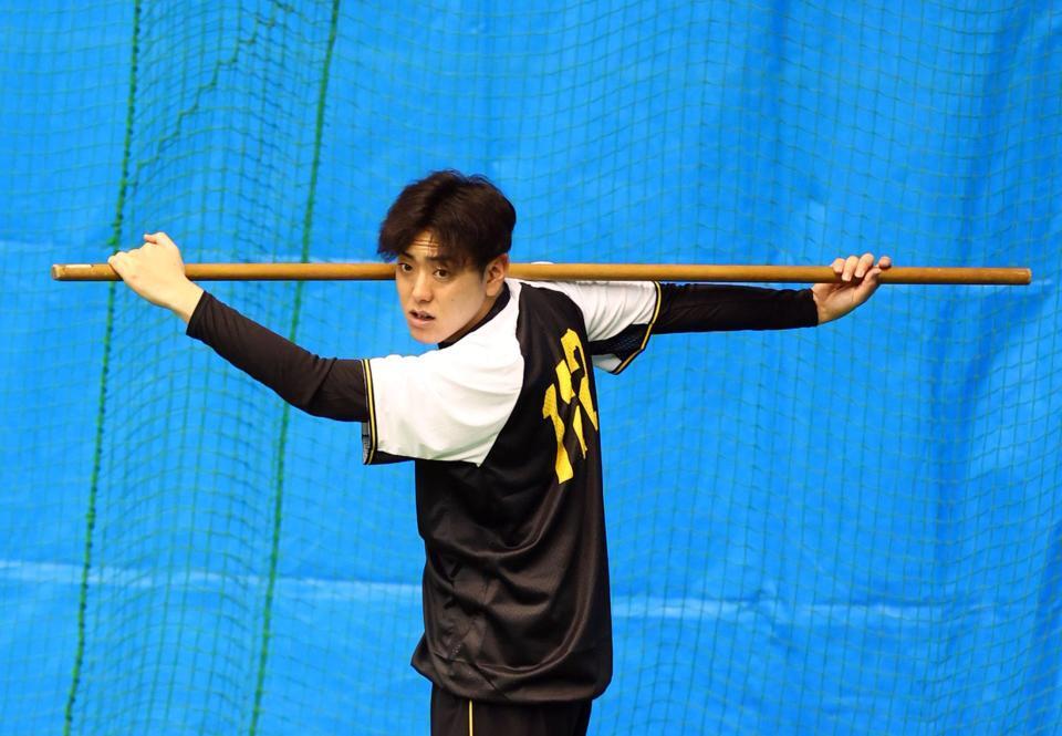 　別メニューで調整する小川（撮影・山口登）