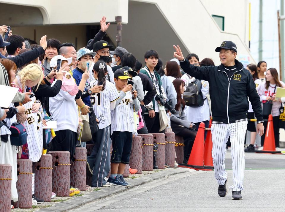 　ファンの声援に応える平田２軍監督（右）＝撮影・山口登