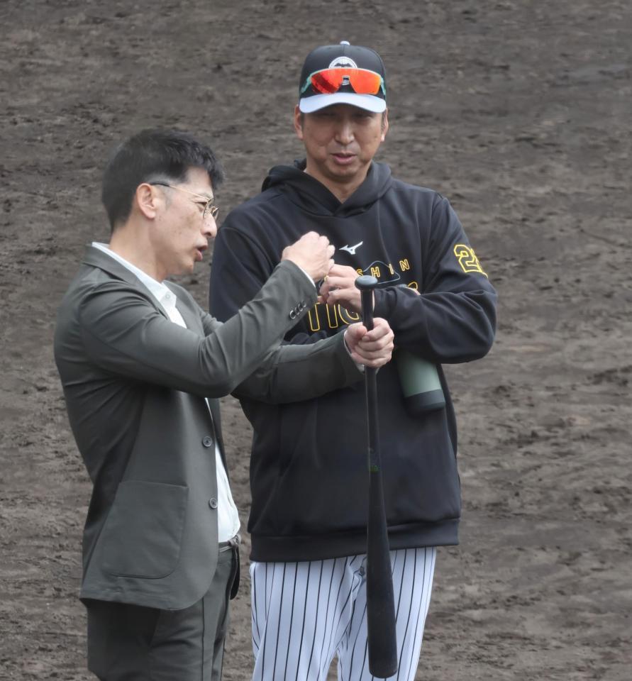 　矢野燿大氏（手前）と話をする藤川監督（撮影・田中太一）