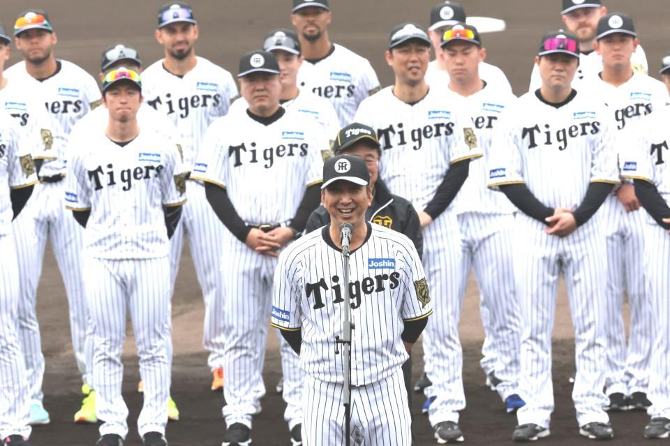 　歓迎セレモニーであいさつする藤川監督（撮影・田中太一）