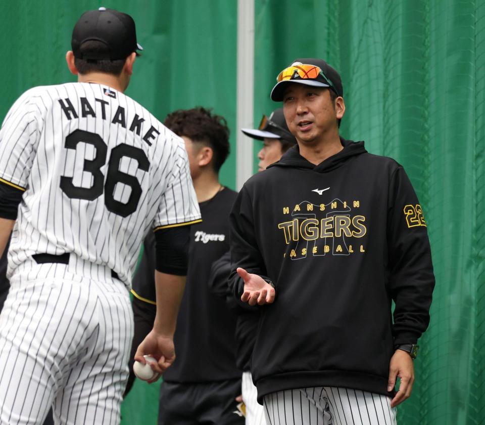 　畠（左）に声をかける藤川監督（撮影・中田匡峻）