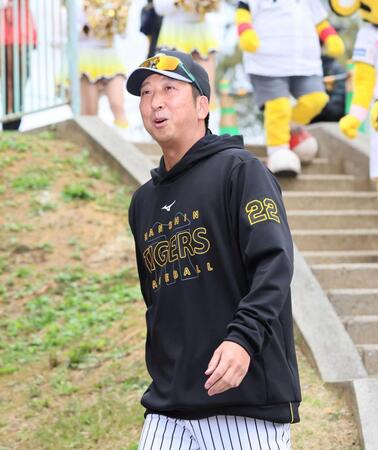 　球場入りする藤川監督