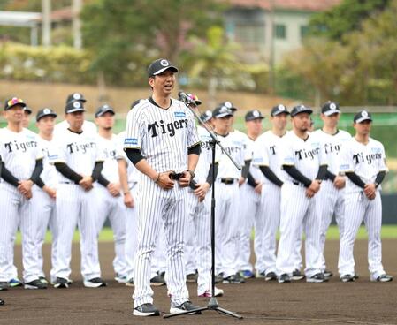 　歓迎セレモニーであいさつする藤川監督（中央）