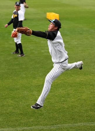 　特守で好捕する森下。奥は野口（撮影・中田匡峻）