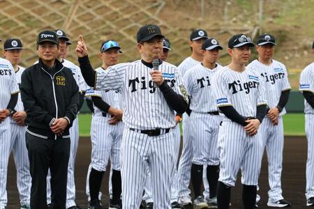 　歓迎セレモニーであいさつする平田２軍監督