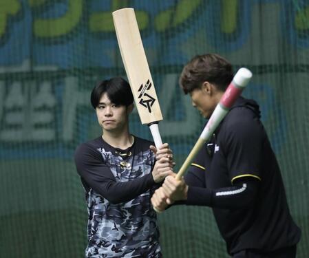 　クリケットバットで素振りをする中野。右は糸井氏（撮影・田中太一）