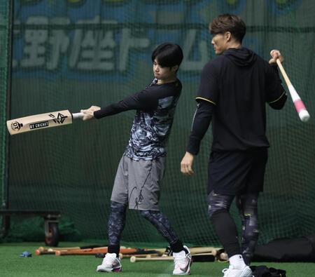 【写真】阪神　糸井ＳＡが臨時コーチとしてクリケットバット２本を持参して登場　「クリケットするって聞いたぞ～」