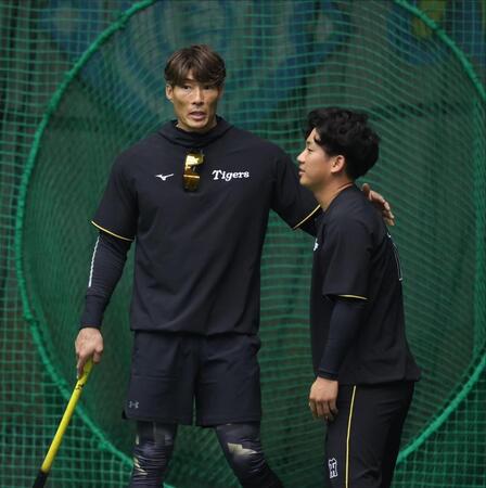 　伊原（右）からあいさつを受ける糸井臨時コーチ（撮影・中田匡峻）