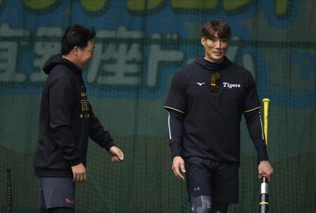 　大山（左）と言葉をかわす糸井臨時コーチ（撮影・中田匡峻）