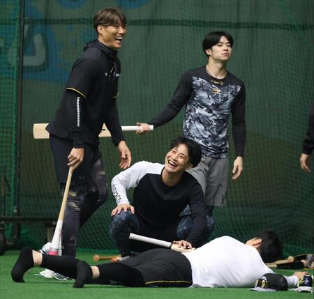 　木浪（中央）らと談笑する糸井臨時コーチ（撮影・中田匡峻）