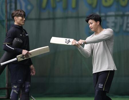 　クリケットバットを振る森下。左は糸井氏（撮影・田中太一）