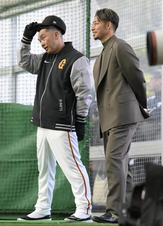 　阿部監督と談笑する鳥谷敬氏（撮影・伊藤笙子）