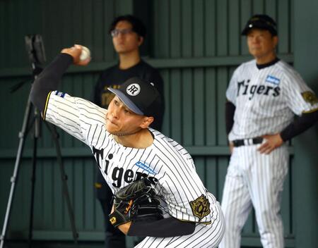 　ブルペンで投球練習する早川（右は平田２軍監督）＝撮影・山口登