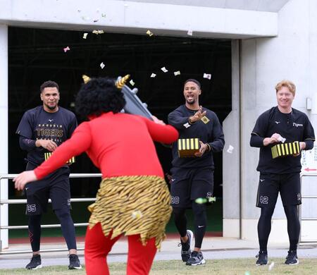 　節分を楽しむ（左から）ヘルナンデス、デュプランティエ、ネルソン（撮影・北村雅宏）