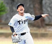 　投内連係でハツラツとした表情を見せる伊原（撮影・北村雅宏）