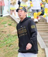 　球場入りする藤川監督
