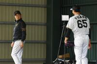 　投球練習する湯浅に声を掛ける平田２軍監督（左）＝撮影・山口登