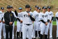 　歓迎セレモニーであいさつする平田２軍監督