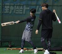 阪神 糸井SAが臨時コーチとしてクリケットバット2本を持参して登場 阪神 糸井SAが臨時コーチとしてクリケットバット2本を持参して登場
