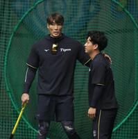 　伊原（右）からあいさつを受ける糸井臨時コーチ（撮影・中田匡峻）