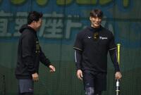 　大山（左）と言葉をかわす糸井臨時コーチ（撮影・中田匡峻）
