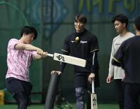 　クリケットバットを振る前川（左）を見る糸井氏と森下（撮影・田中太一）