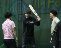 　クリケットバットを振る糸井氏を見る森下（右）と前川（撮影・田中太一）