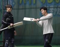 　クリケットバットを振る森下。左は糸井氏（撮影・田中太一）