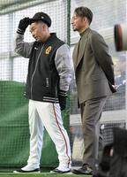 　阿部監督と談笑する鳥谷敬氏（撮影・伊藤笙子）