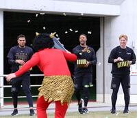　節分を楽しむ（左から）ヘルナンデス、デュプランティエ、ネルソン（撮影・北村雅宏）