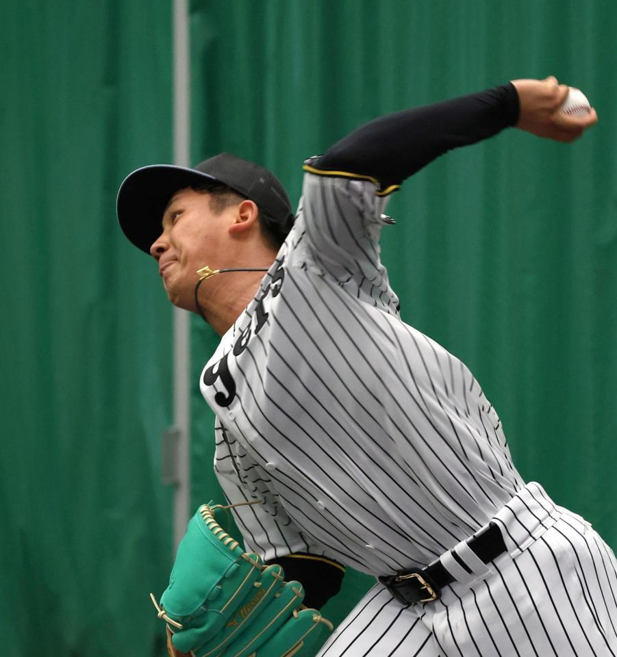 　ブルペンで投球練習する伊原（撮影・北村雅宏）