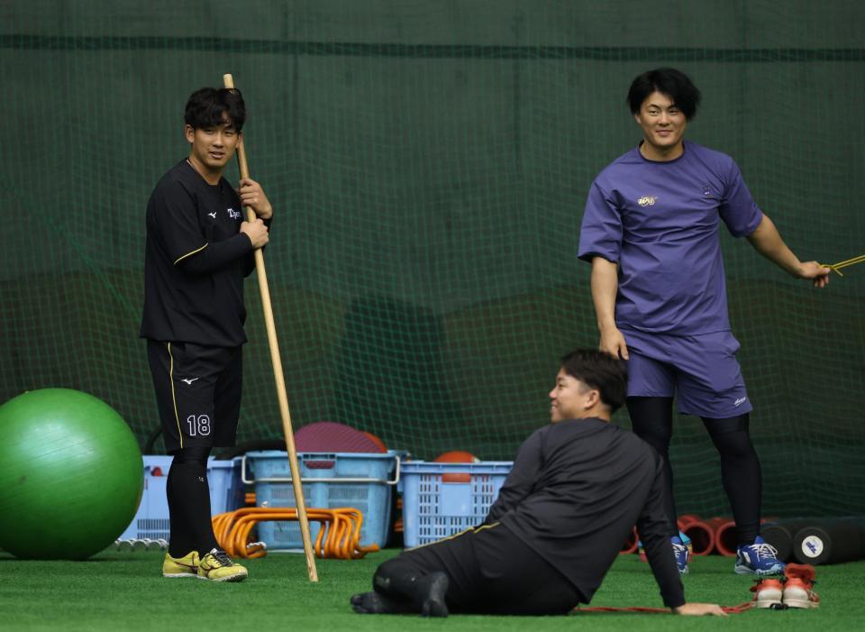 　智弁学園出身の（左から）伊原、村上、前川（撮影・中田匡峻）