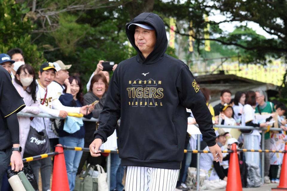 　全体練習が終わり、サブグラウンドへ移動する藤川監督