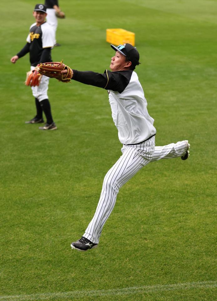 　特守で好捕する森下。奥は野口（撮影・中田匡峻）