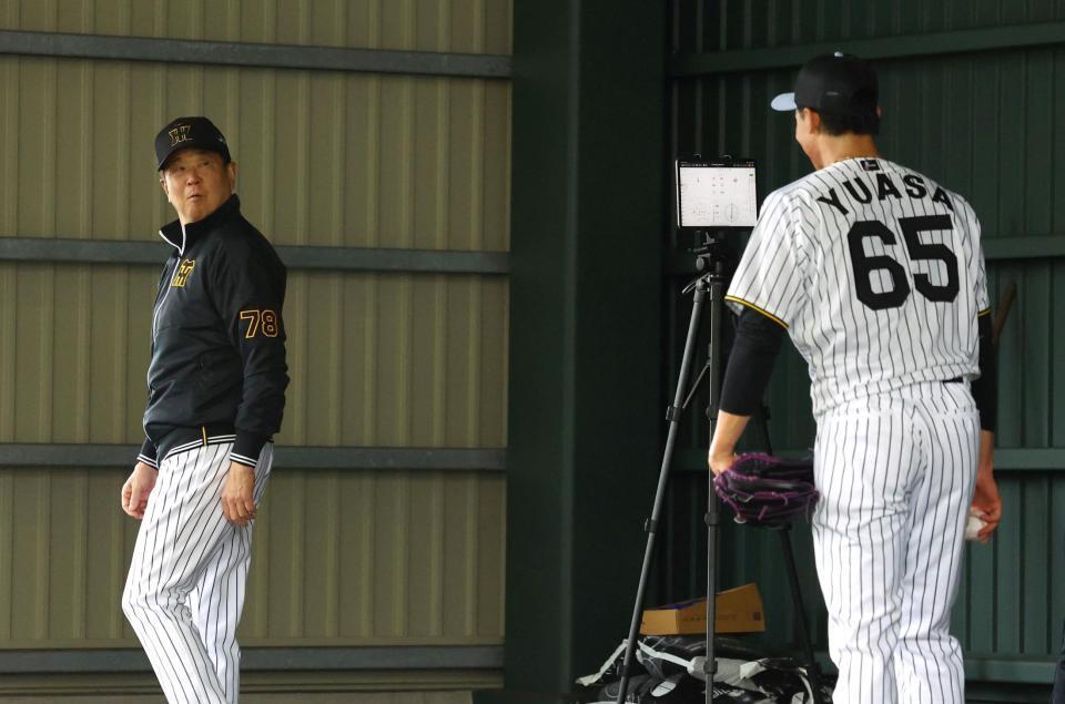 　投球練習する湯浅に声を掛ける平田２軍監督（左）＝撮影・山口登