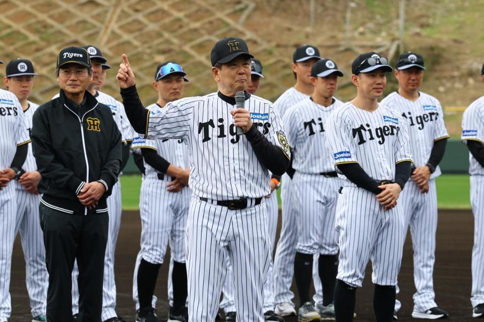 　歓迎セレモニーであいさつする平田２軍監督