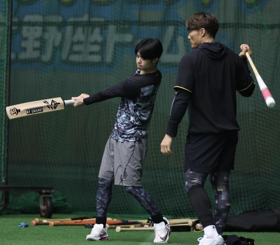 阪神 糸井SAが臨時コーチとしてクリケットバット2本を持参して登場