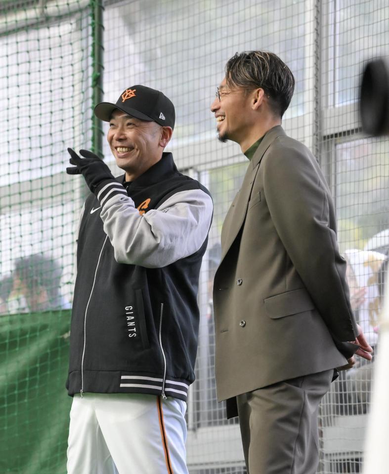 　鳥谷敬氏と談笑する阿部監督（撮影・伊藤笙子）