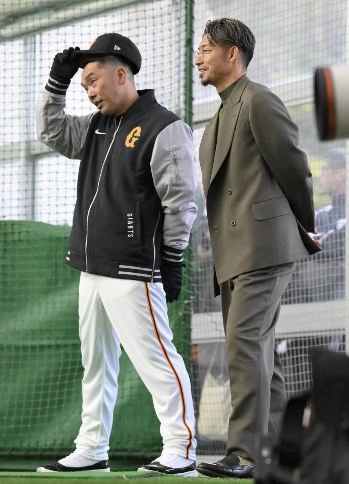 　阿部監督と談笑する鳥谷敬氏（撮影・伊藤笙子）