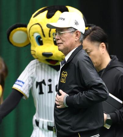 　訓示を終え、引き揚げる秦雅夫オーナー（撮影・中田匡峻）