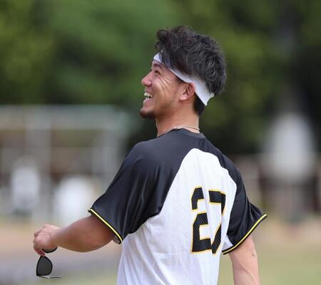 　練習中に笑顔を見せる伊藤将（撮影・北村雅宏）