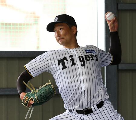 　ブルペンで投球練習する岩崎（撮影・山口登）