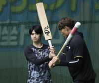 　クリケットバットで素振りをする中野。右は糸井氏（撮影・田中太一）