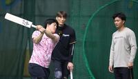 　クリケットバットで素振りをする前川。奥は糸井臨時コーチ、右は森下（撮影・中田匡峻）