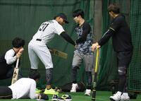 　クリケットバットを手にするベタンセスは中野のお尻に照準を捉える（撮影・中田匡峻）